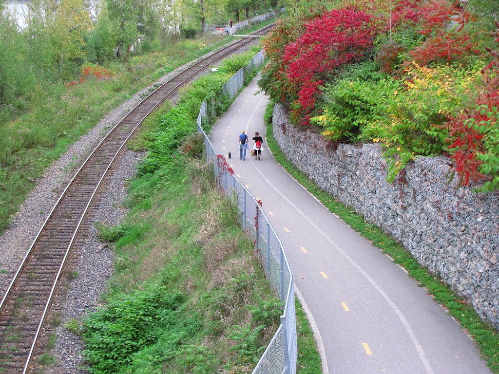 Piste cyclable de la rivière Magog Piste cyclable sur la r… Flickr