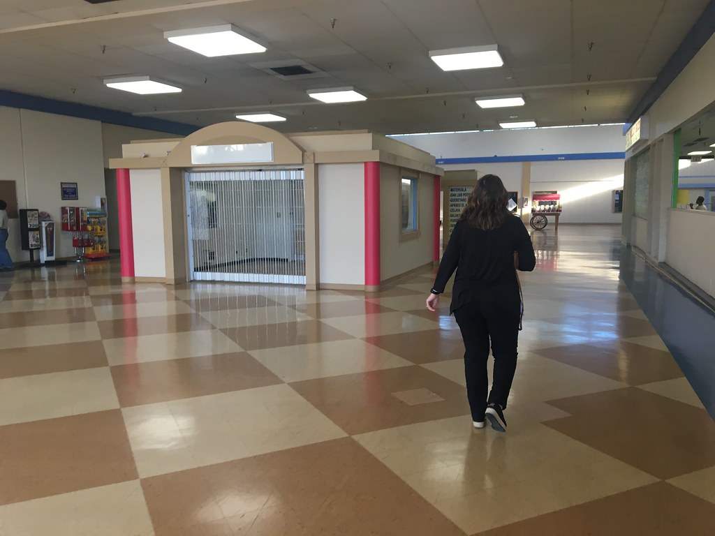 Belvidere Discout Mall, Waukegan Illinois The Belvidere Di… Flickr