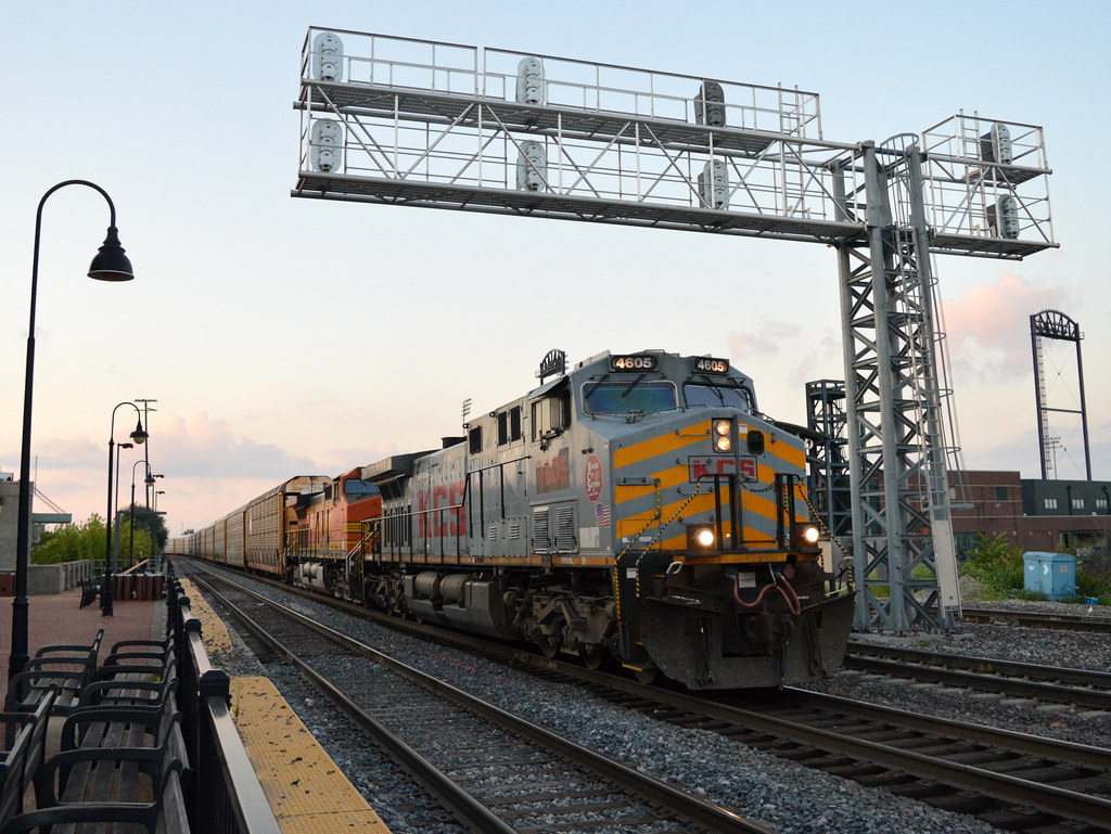 Kansas City Northern KCS AC4400CW 4605 leads a auto train … Flickr