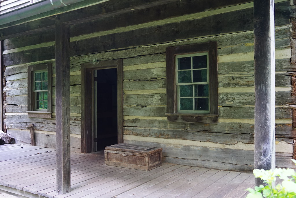 The Iddings log cabin This is a restored cabin that once b… Flickr