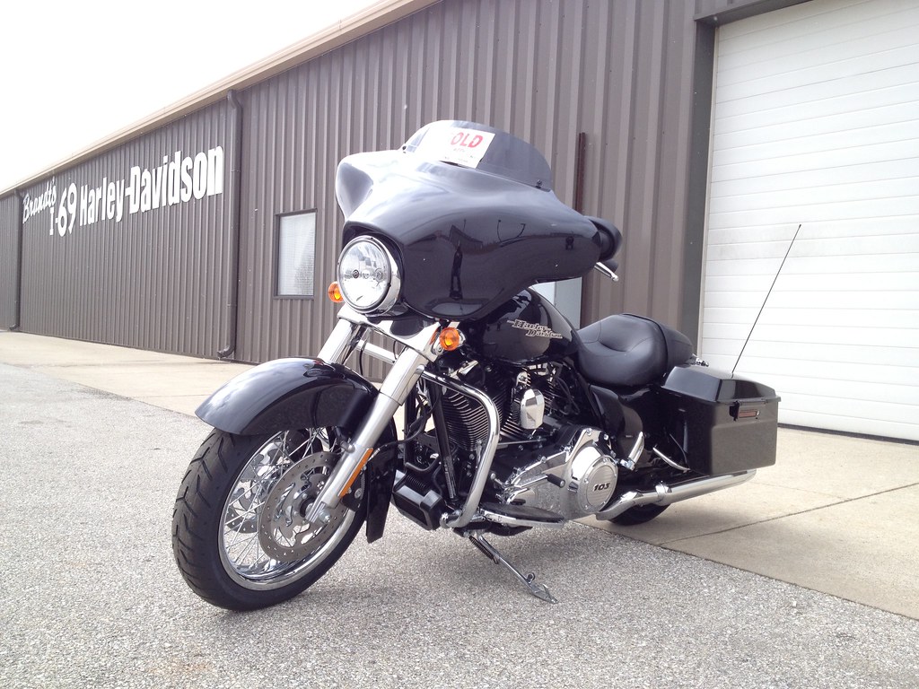 My street glide 2013 Harley Davidson Street Glide Midnight… Ray