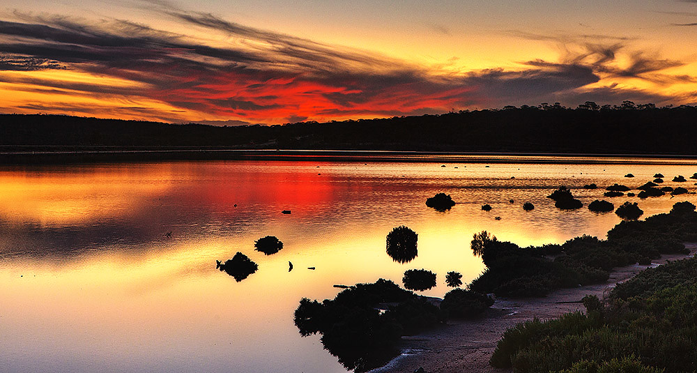 Lake Cowan sunset The sun setting over Lake Cowan near the… Flickr