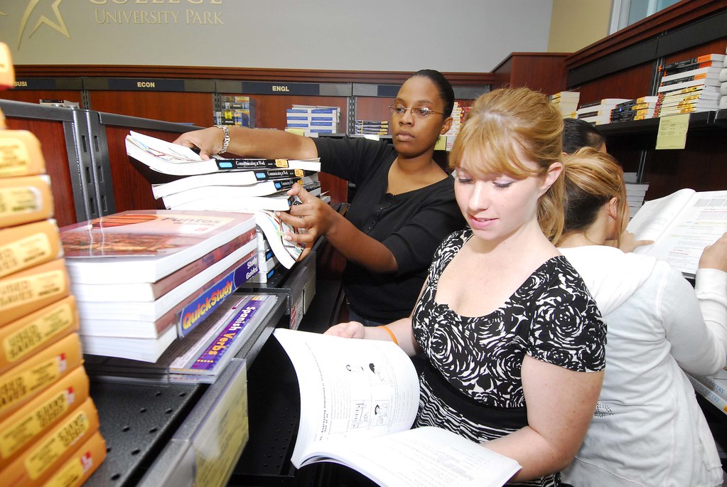 Lone Star College System bookstore Students at the Lone St… Flickr