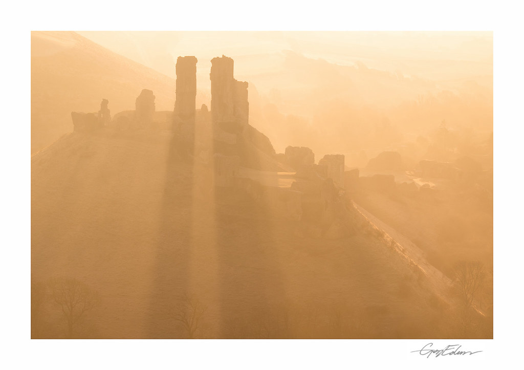Corfe Castle Sunrise The ancient ruins of Corfe castle lyi… Flickr