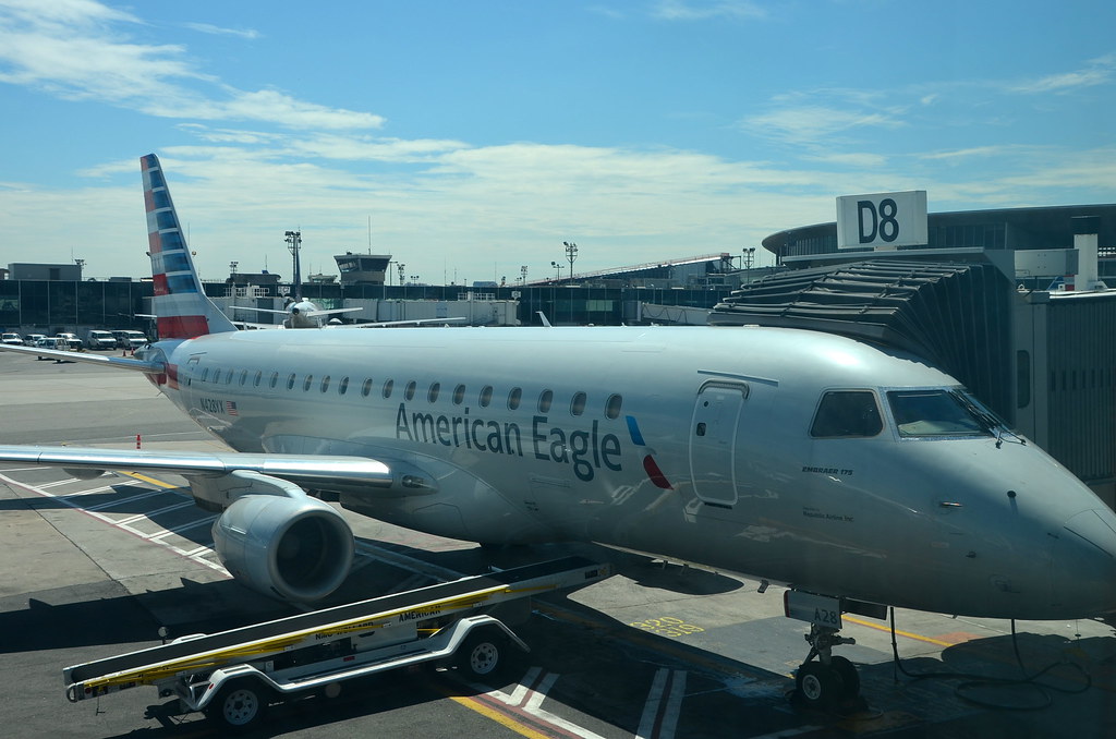 American Eagle at D8 American Eagle Embraer ERJ175LR (N42… Flickr