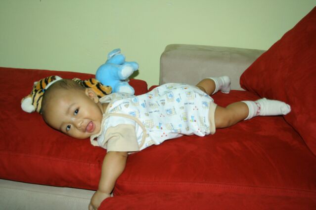 Istirahat dulu ah... Godain Tante Rinda yang motret ah