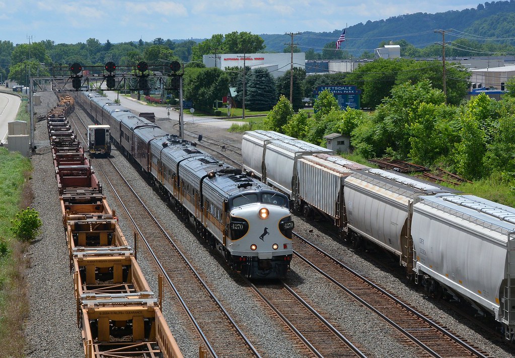 NS 4270 Westbound at Leetsdale, PA The office car special … Flickr