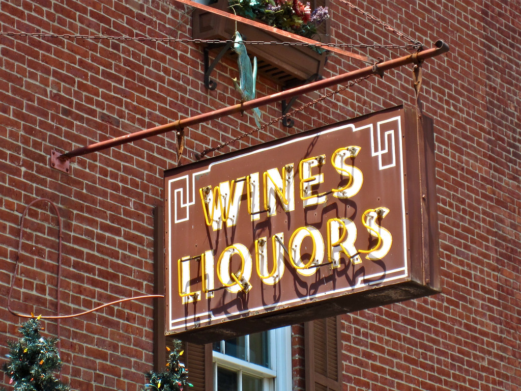 Wines Liquors, New York, NY Neon liquor store sign in New … Flickr