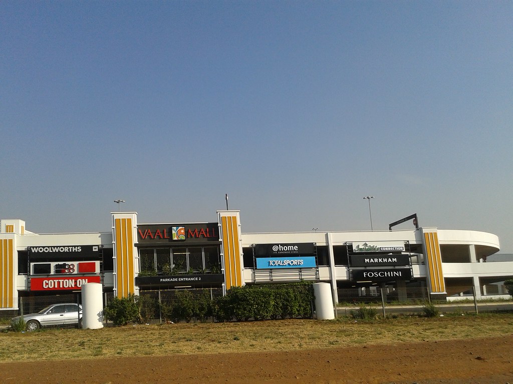 Vaal Mall The mall in the Vaal, customers lining up from m… Flickr