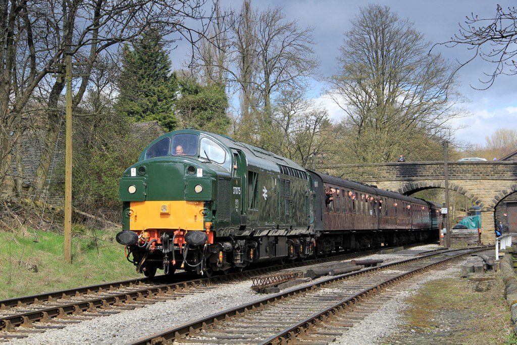 37075 Haworth 37075 slows to a stop in Haworth Loop to a… Flickr