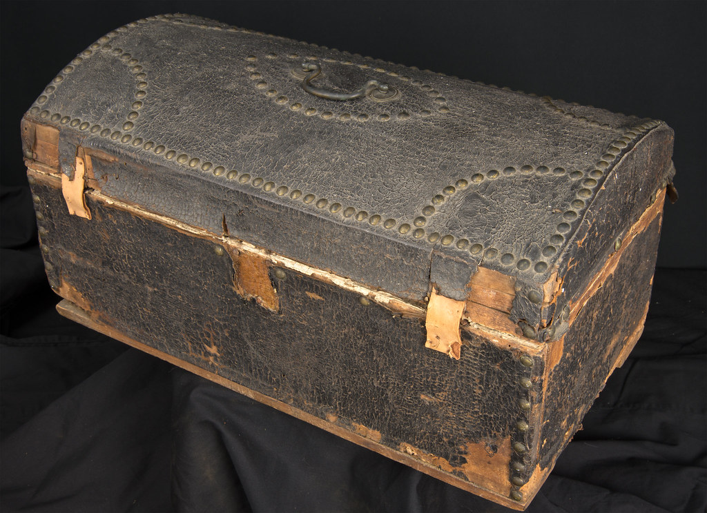 Small round top trunk Small, rounded top wooden trunk with… Flickr