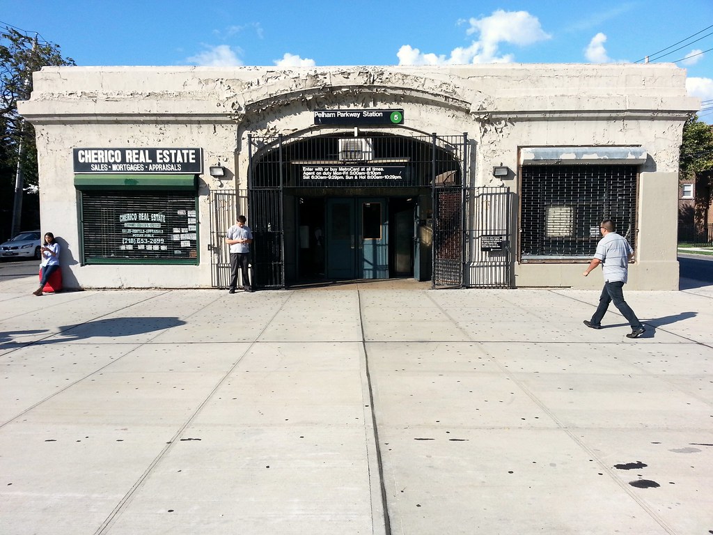 Pelham Parkway 5 train station This station house is anoth… Flickr
