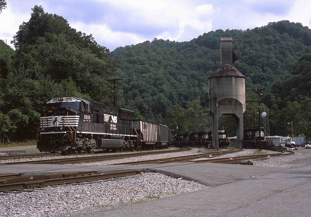 NS 2605 Iaeger, West Virginia 2605 on the end of a cut o… Flickr