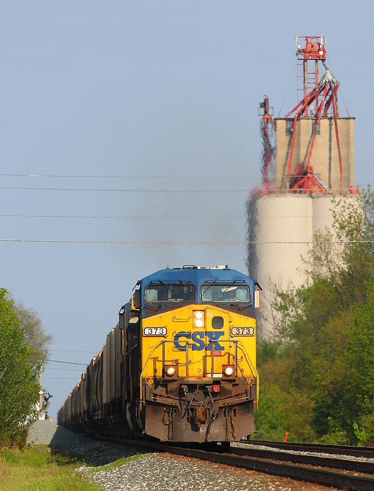CSX K802 Holgate, OH Two AC44's lead a heavy loaded phos… Flickr