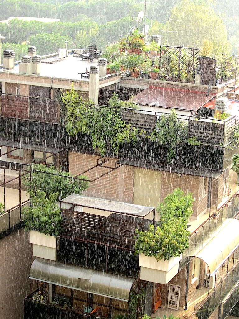 Apartments in the rain Torrential rain falling on apartmen… Flickr