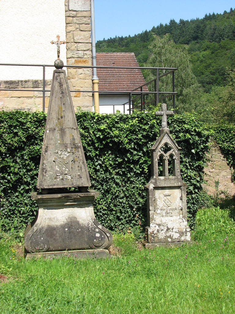 Born (L) oude graven Born, old graves at the catholic ceme… Arthur