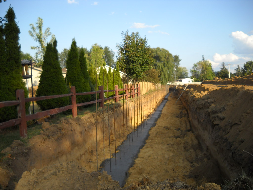 DSCN1404 Retaining wall Trench Tom Flickr