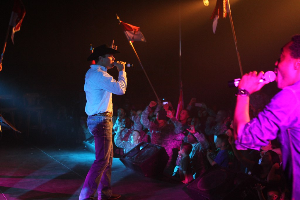 American Idol tours Bringin' down the house! Thrilled Case… Flickr