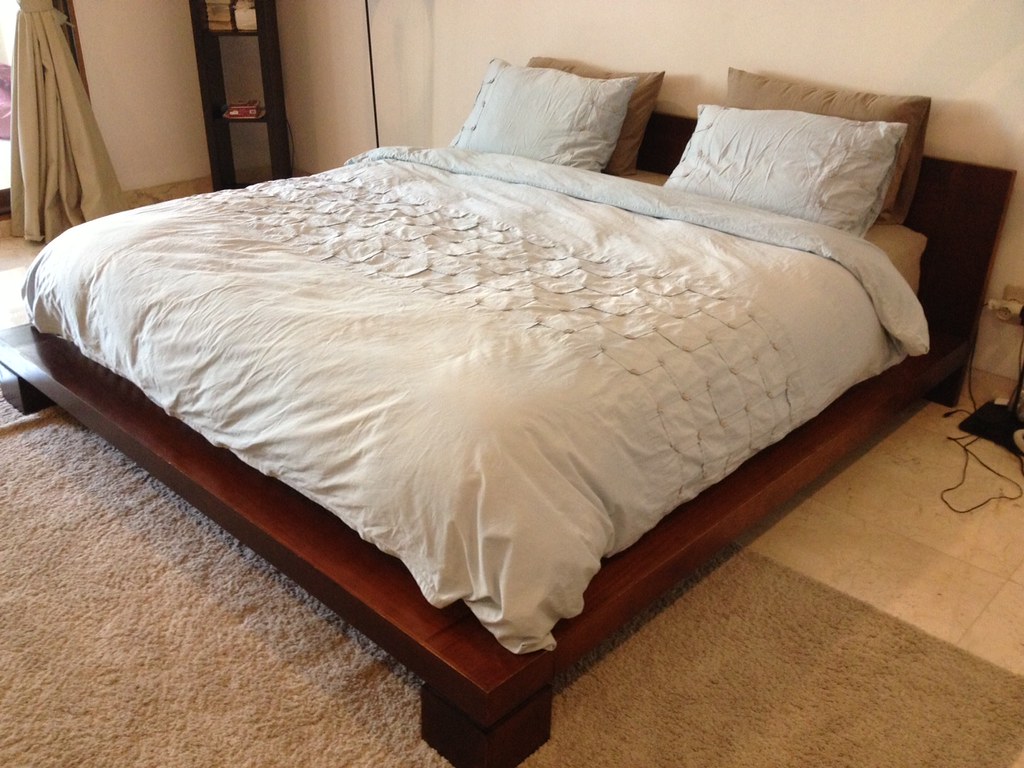 KINGSIZE BED FRAME Solid wood, good quality Rp 4,000,000 Marc