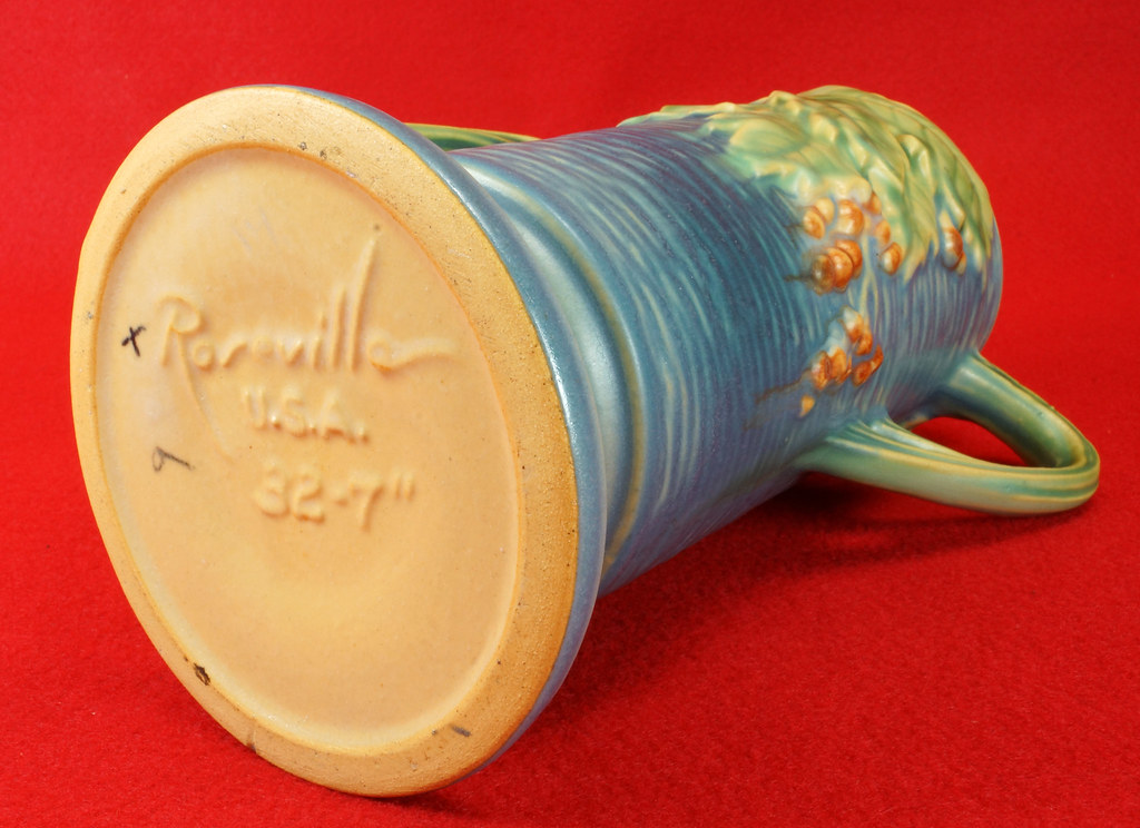 RD13807 Vintage ROSEVILLE Pottery Blue Bushberry Vase 327… Flickr
