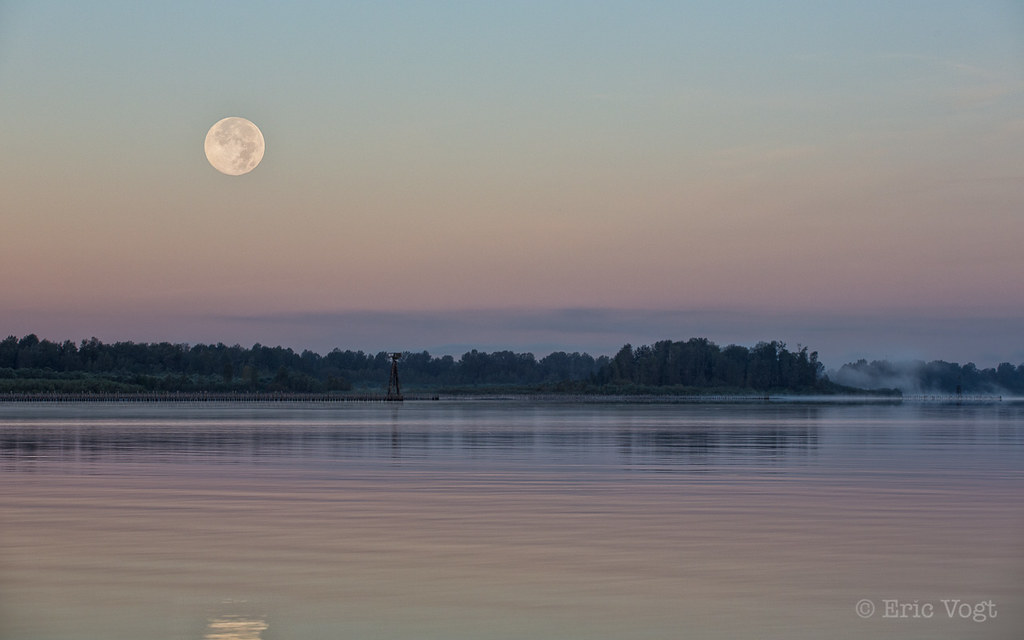 Columbia River Moon Set This morning's full moon setting o… Flickr