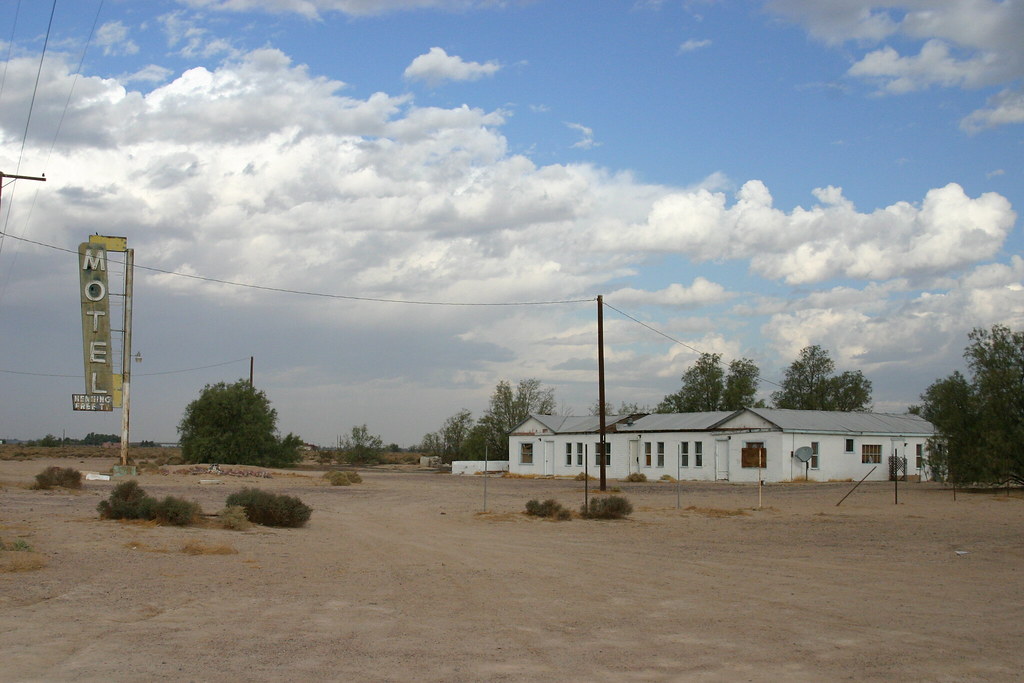 Henning Motel, Newberry Springs, California The abandoned … Flickr