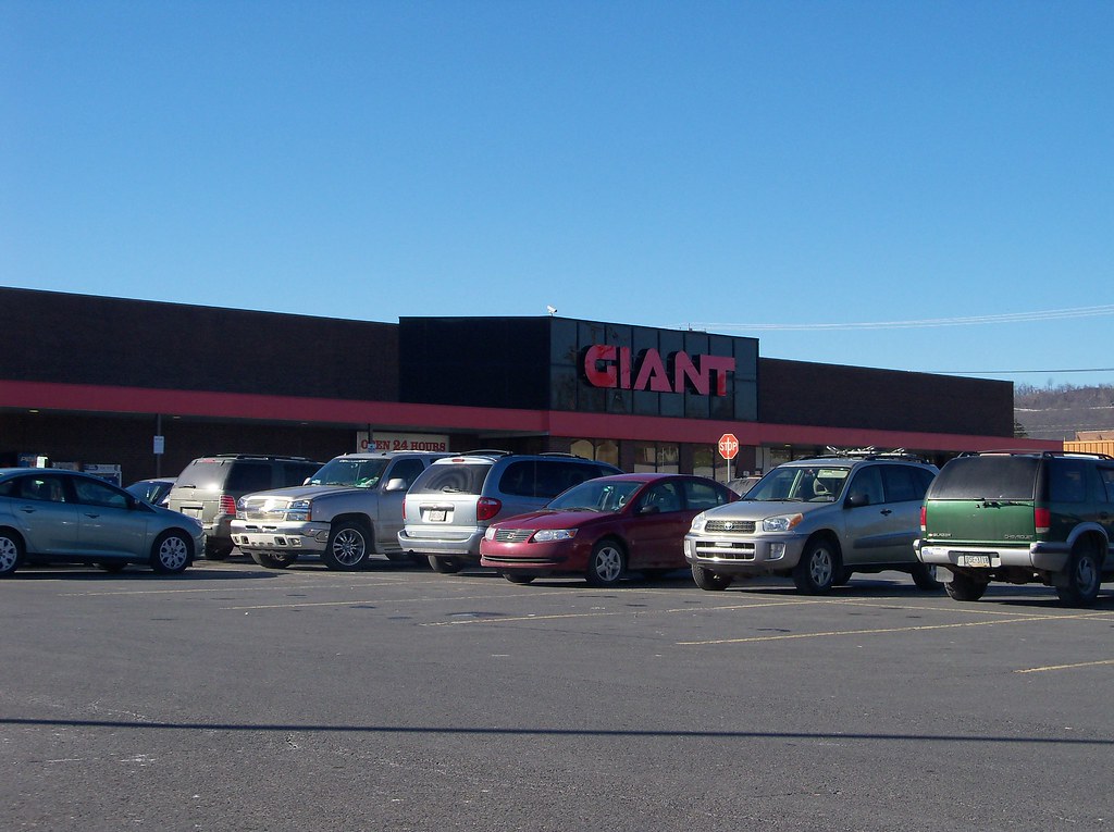 Giant Lewistown, PA (2) 200 S. Dorcas St; opened in 1979… Flickr