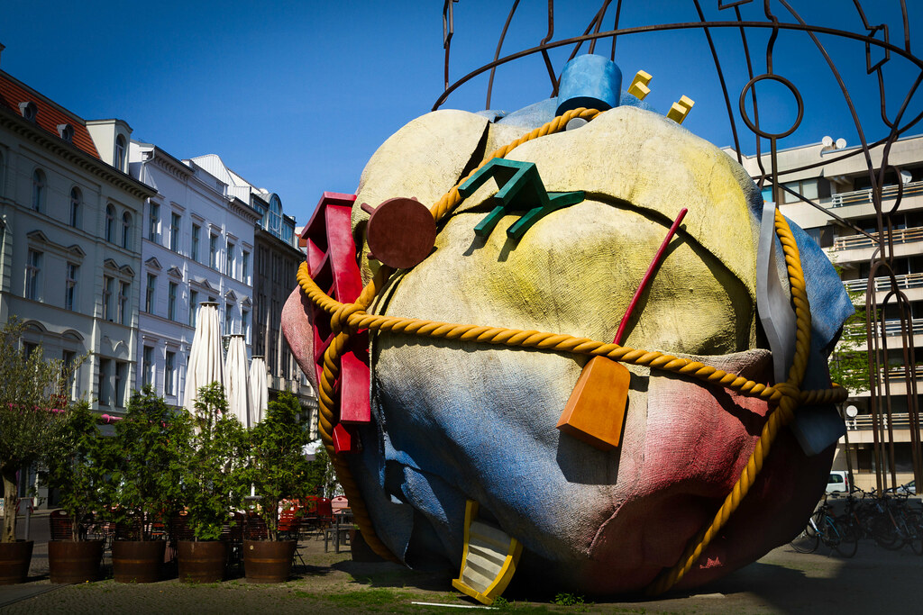 Houseball, Berlin (7591) Claes Oldenburg & Coosje van Brug… Flickr