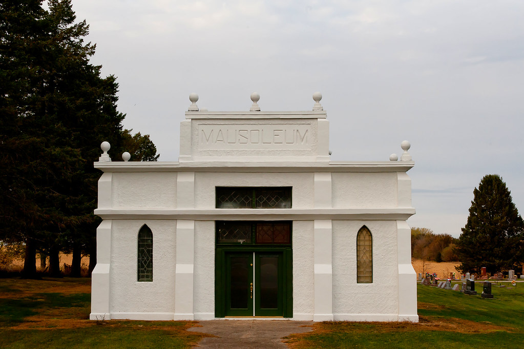 Lincoln Township Mausoleum, Zearing, Iowa Wellkept mausol… Flickr