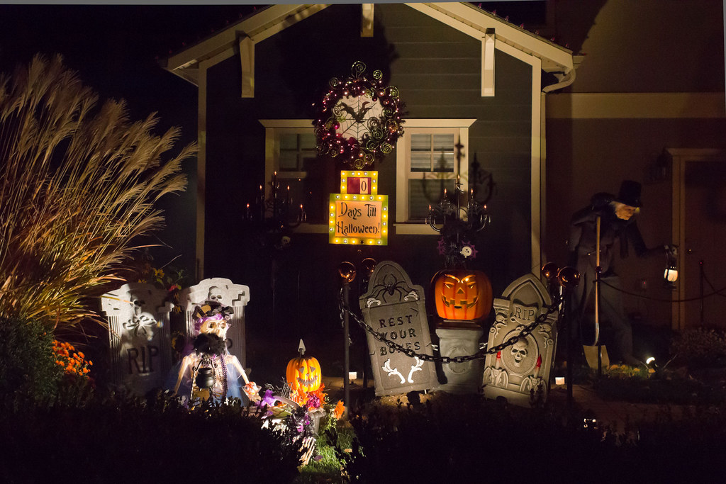 Halloween House Cemetery Halloween Decorated House in Dayb… Flickr