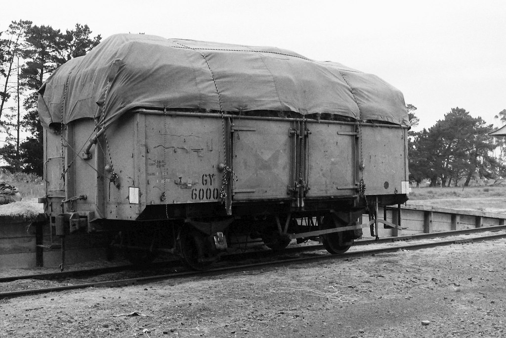 GY 6000 Load of hay bales Winchelsea 197980.JPG StArnaudRails Flickr
