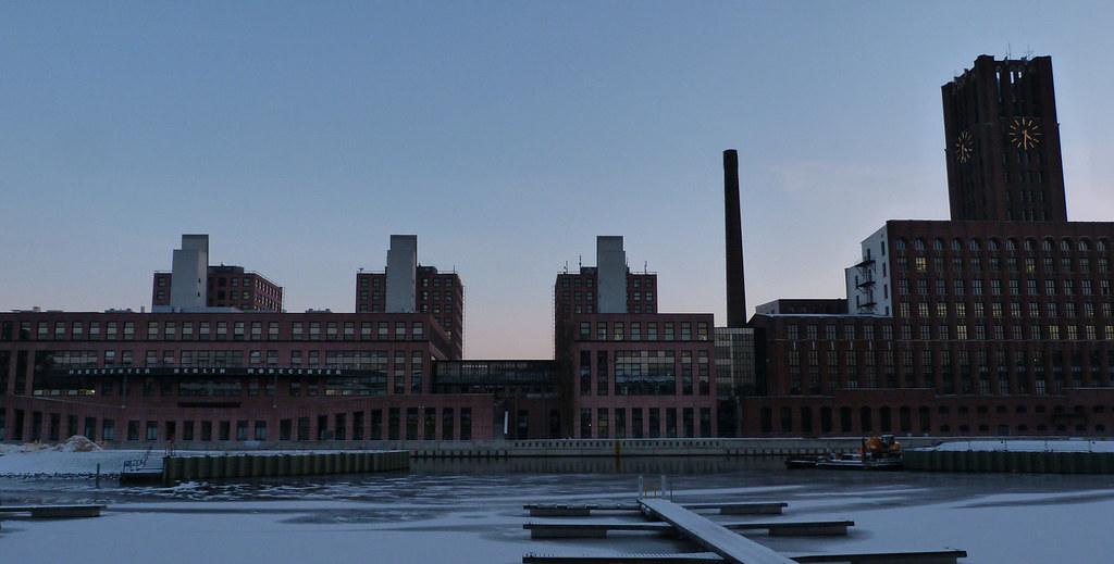 Tempelhofer Hafen Ullsteinstr. / Ullsteinhaus Tepes1983 Flickr