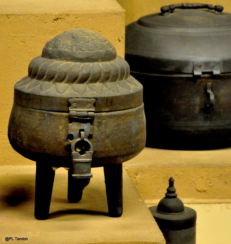 Antique Metal Box Antique metal box displayed at Vechaar U… Flickr