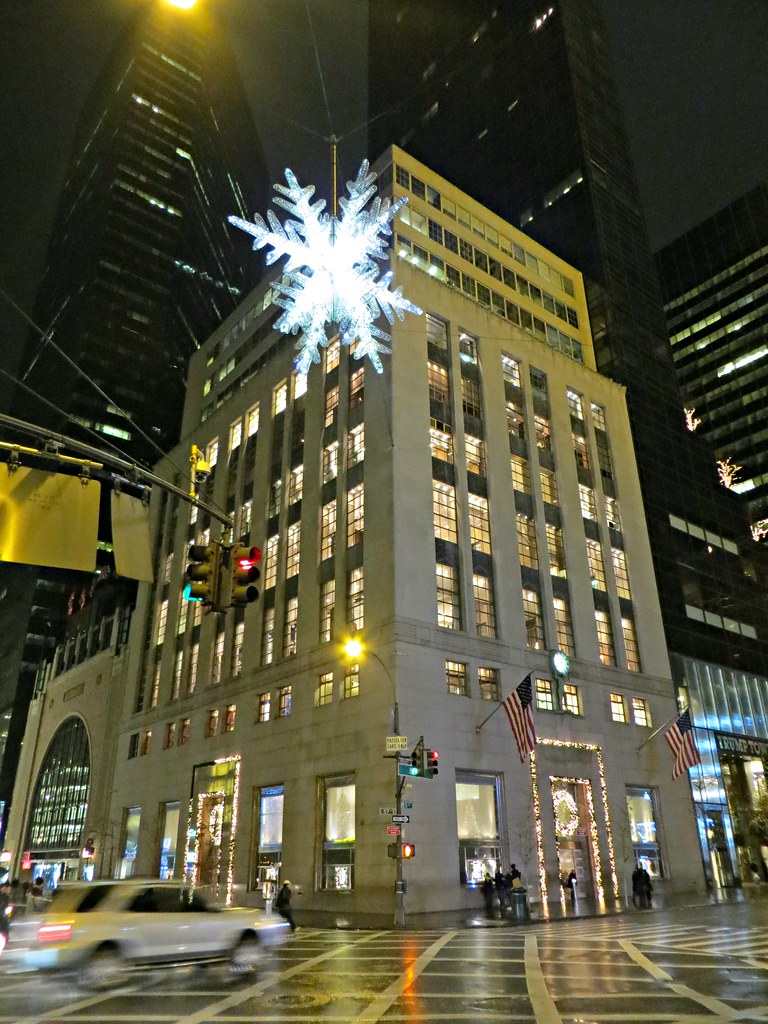 The UNICEF Snowflake, suspended over Fifth Avenue at 57th … Flickr