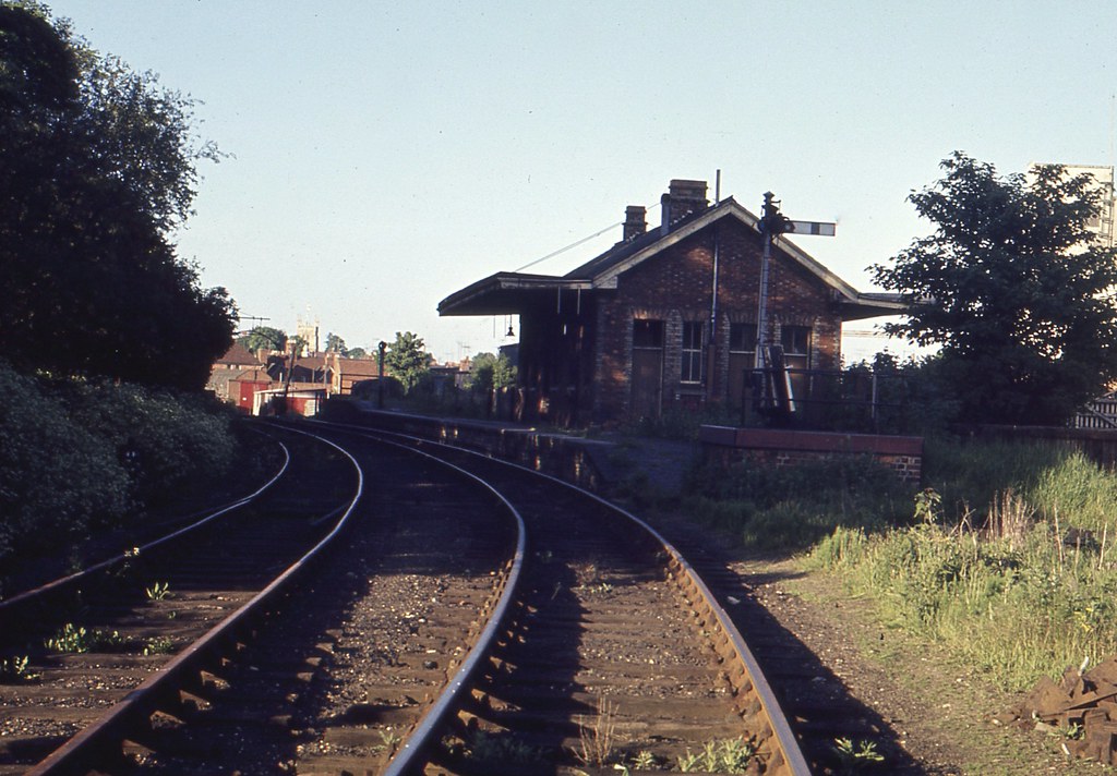 Newport Pagnell station, Buckinghamshire Closed to passeng… Flickr