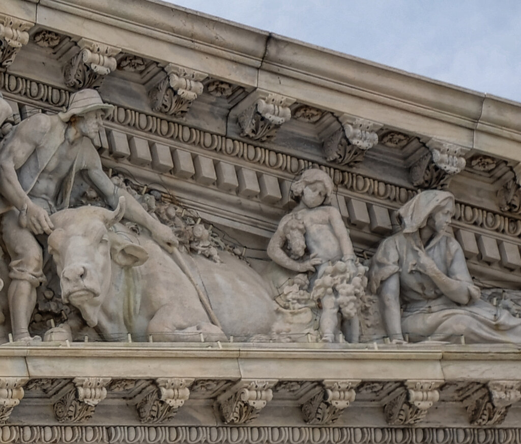 Sculpture over the House entrance to U.S. Capitol Figures … Flickr