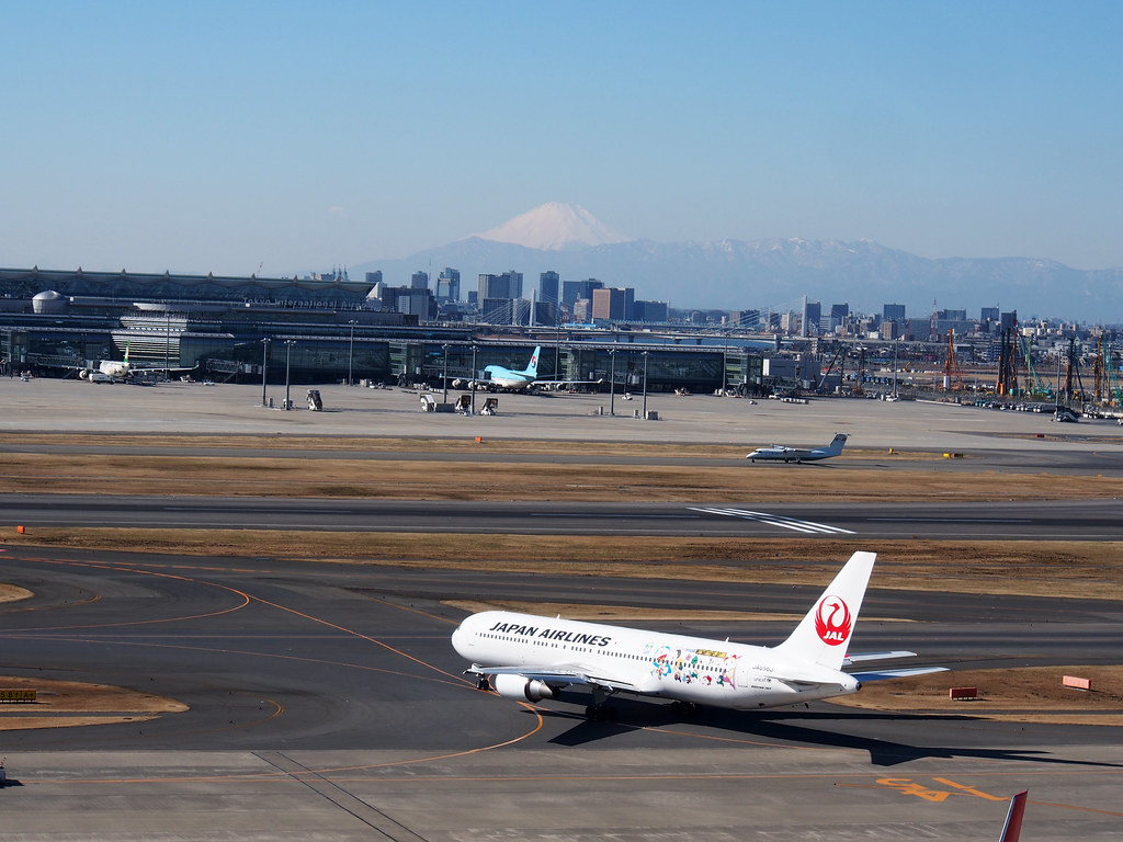 Haneda Airport Terminal 1 Planespotting A special treat, J… Flickr