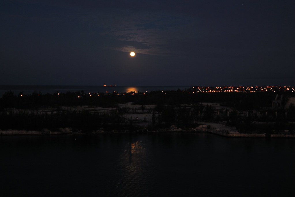 Full Moon, Freeport, Bahamas, 12/28/2012 Moon's setting. YM_T Flickr