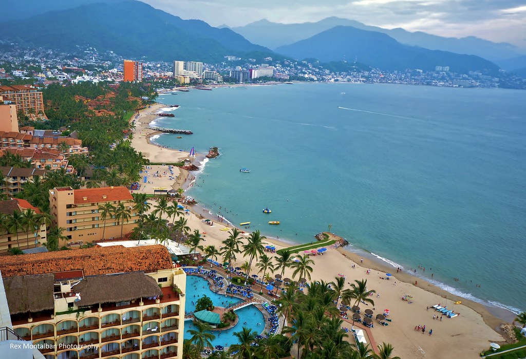 Web a colorfully designed and beautifully located 3 bedroom condo at the grand venetian beachfront towers in puerto vallarta! GRAND Puerto Vallarta we walked on the beach to t… Flickr