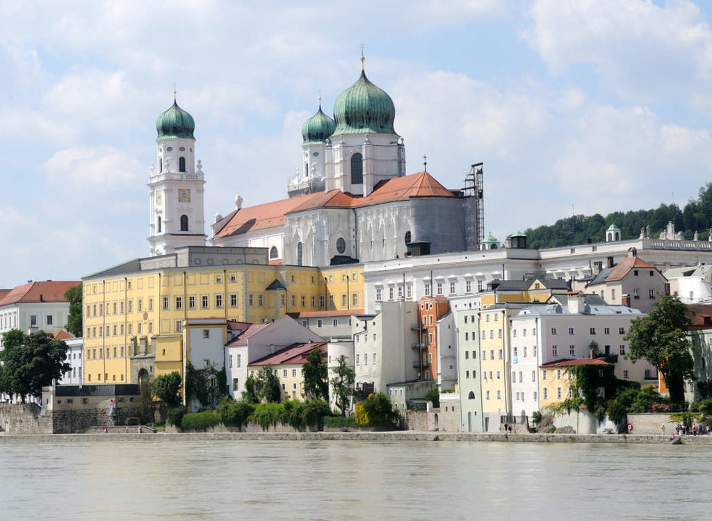 3220 Blick über die Inn auf die Altstadt Passau Wohnhäus… Flickr