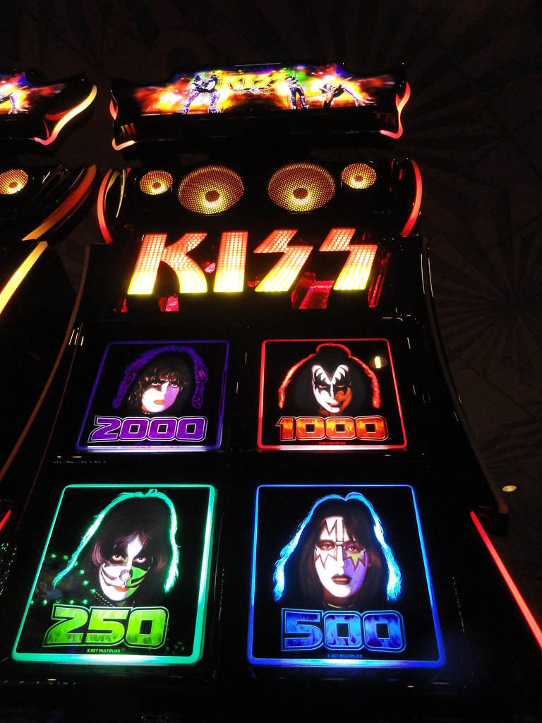KISS slot Machine KISS slot machine at MGM LAS VEGAS Phil Flickr