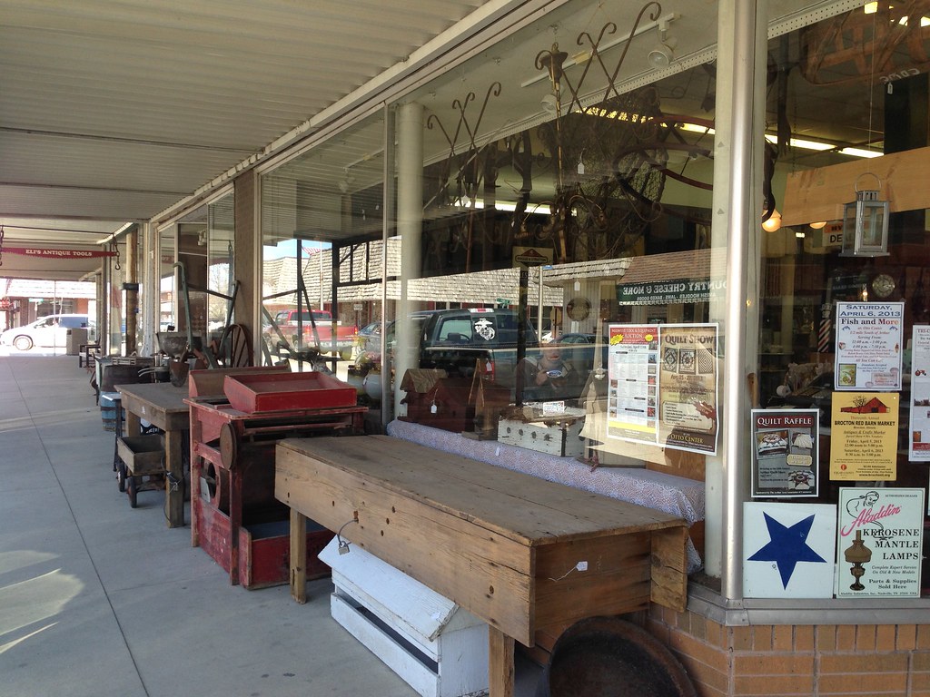 20130401 12.17.49 Shops in main street Arthur, Illinois Bruce KAY