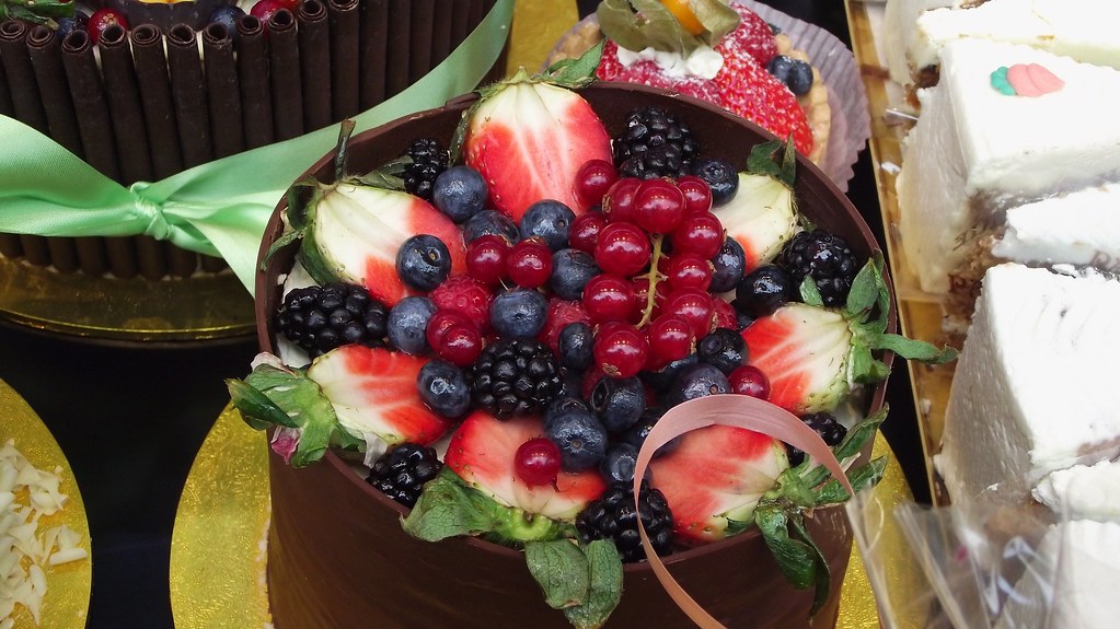 Edinburgh cake heaven 04 handsomely arranged fruit topped … Flickr