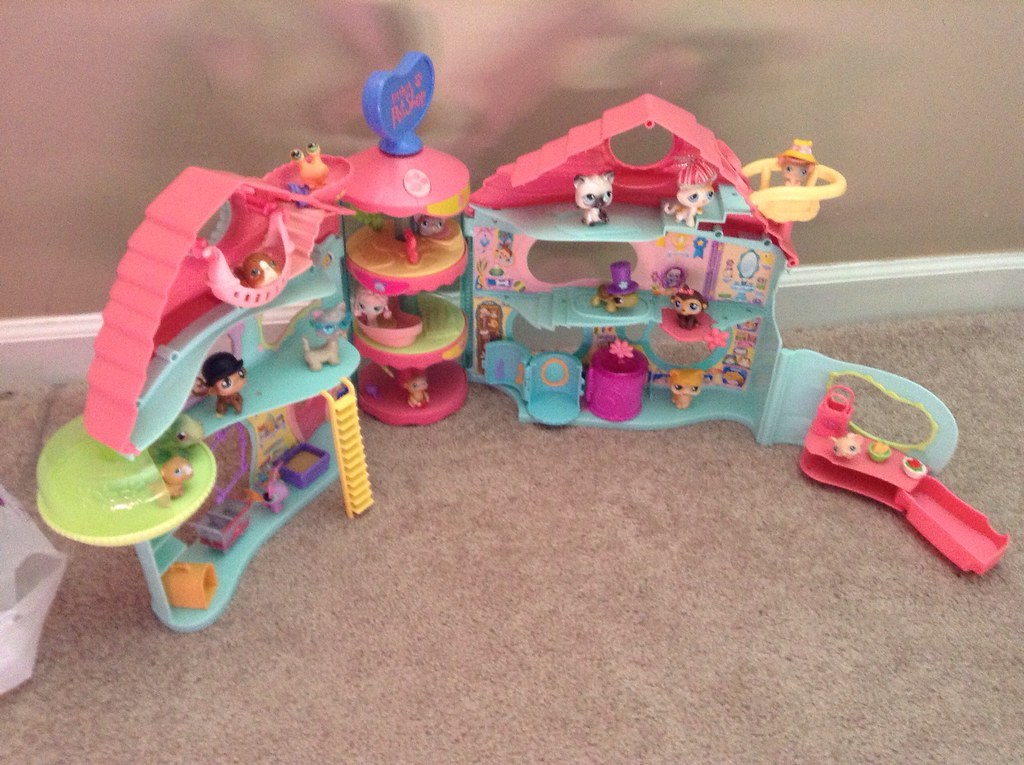 Littlest Pet Shop Sets 40 Here is the big house opened … Flickr