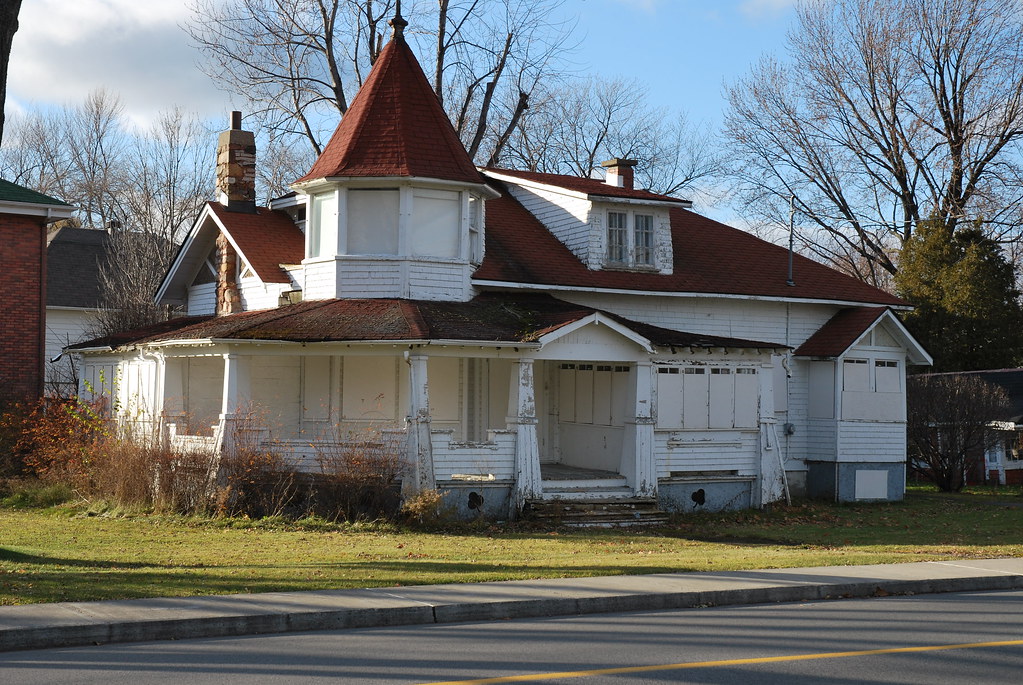 Voisin du 140, boulevard PineBeach (démolie) (Dorval) Flickr