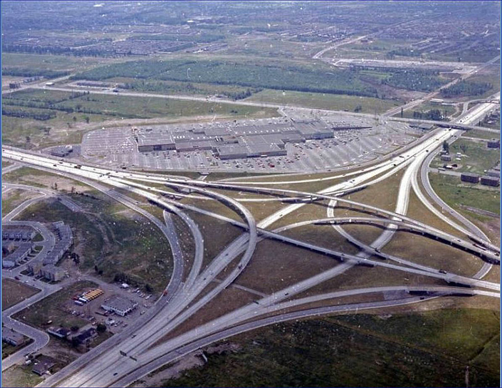 MontréalGalerie d'Anjou année 1970, vers l'ouest Le Présent du Passé