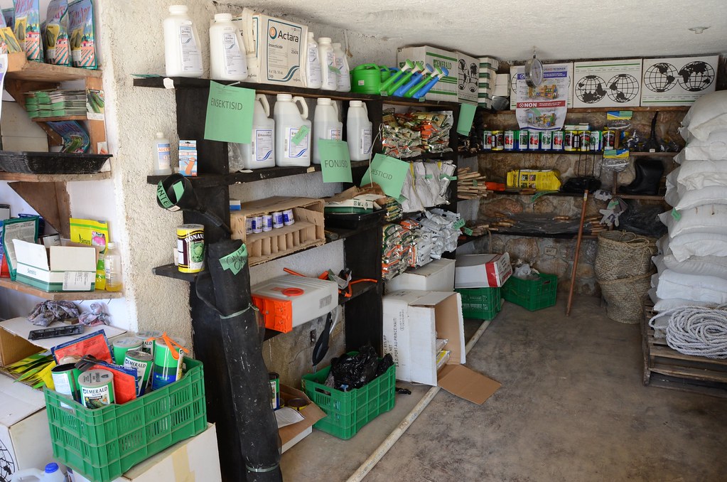 Ag supply store An agricultural supply store in Kenscoff p… Flickr