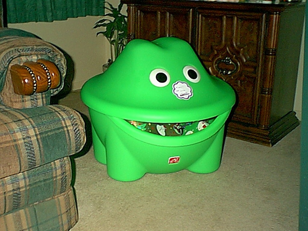 118 Frog Toy Box from Santa to Abi 12252001 Joe Mesek Flickr