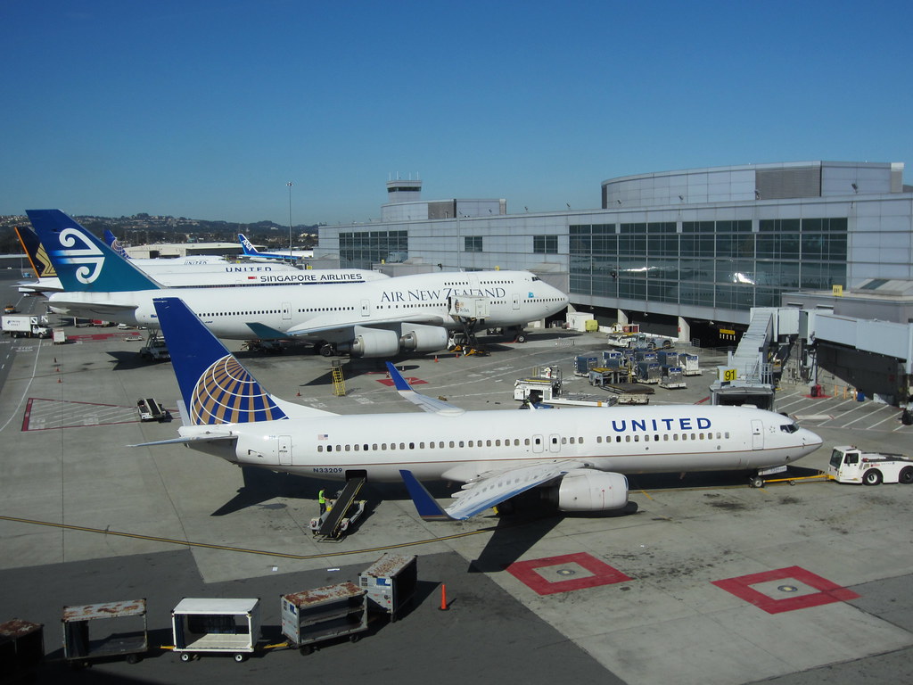 SFO International Terminal United Airlines 737824 N33209 … Flickr