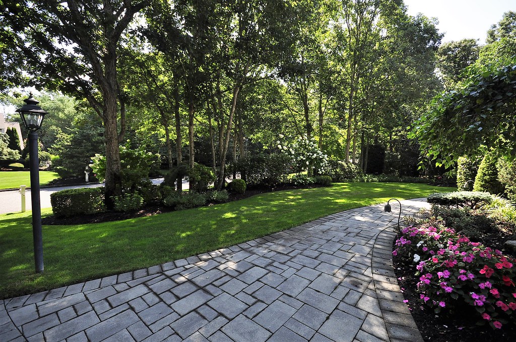 View of Front Curb Landscaping 16 Surrey Lane Manorville N… Flickr